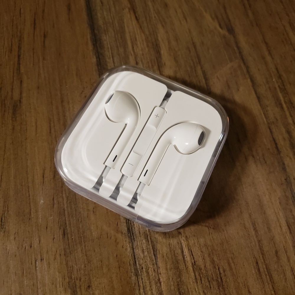 Apple Earpods with remote and mic